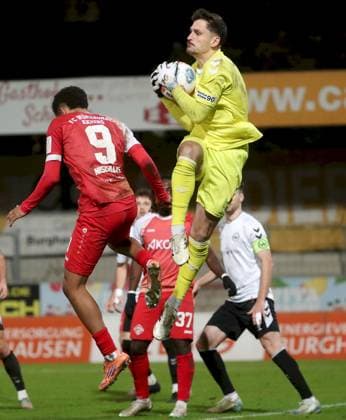 24.10.2025, xfsx, Herren, Fussball, Saison 2025 2026, Regionalliga Bayern, 15. Spieltag: SV Wacker Bughausen - FC Wuerzburger Kickers v.li.: Jermain Nischalke (FC Wuerzburger Kickers), Markus Schoeller (SV Wacker Burghausen) Burghausen Wacker-Arena Bayern Deutschland