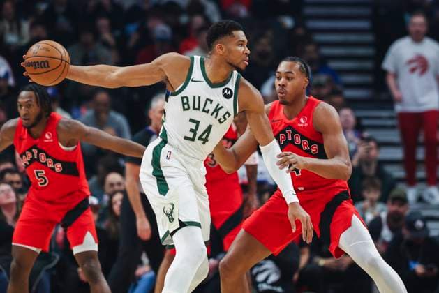 October 24, 2025, Toronto, On, Canada: Milwaukee Bucks Giannis Antetokounmpo (34) looks for options with pressure from Toronto Raptors Scottie Barnes (4) during first half NBA, Basketball Herren, USA basketball action in Toronto on Friday, October 24, 2025. Canada News - October 24, 2025  - ZUMAc35_ 20251024_zaf_c35_051 Copyright: xNickxIwanyshynx