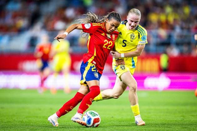 October 24, 2025, Malaga, Spain, Spain: VICKY LOPEZ of Spain and ANNA SANDBERG of Sweden during the UEFA Women s Nations League, semi-final match between Spain and Sweden at La Rosaleda in Malaga. Rafael Roman Malaga Spain - ZUMAm308 20251024_zsp_m308_007 Copyright: xMatthieuxMirvillex