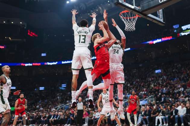 October 24, 2025, Toronto, On, Canada: Toronto Raptors Gradey Dick (1) drives to the net between Milwaukee Bucks Ryan Rollins (13) and Giannis Antetokounmpo (34) during first half NBA, Basketball Herren, USA basketball action in Toronto on Friday, Oct. 24, 2025. Canada News - October 24, 2025  - ZUMAc35_ 20251024_zaf_c35_125 Copyright: xNickxIwanyshynx