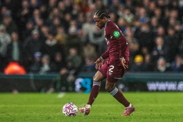 Premier League Leeds United v West Ham United Kyle Walker-Peters of West Ham United breaks with the ball during the Premier League match Leeds United vs West Ham United at Elland Road, Leeds, United Kingdom, 24th October 2025 (Photo by Mark Cosgrove News Images) Leeds Elland Road West Yorkshire United Kingdom Copyright: xMarkxCosgrove NewsxImagesx
