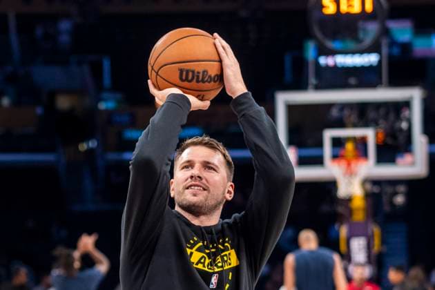 October 24, 2025, Los Angeles, California, USA: Los Angeles LakersÃ¢â‚¬â ¢ Luka DonÄÂiÄ¡ (77) warms up prior to an NBA, Basketball Herren, USA basketball game against the Minnesota Timberwolves, in Los Angeles Friday, Oct. 24, 2025. Los Angeles USA - ZUMAc68_ 20251024_zaf_c68_001 Copyright: xRingoxChiux