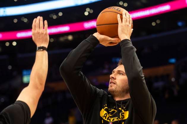 October 24, 2025, Los Angeles, California, USA: Los Angeles LakersÃ¢â‚¬â ¢ Luka DonÄÂiÄ¡ (77) warms up prior to an NBA, Basketball Herren, USA basketball game against the Minnesota Timberwolves, in Los Angeles Friday, Oct. 24, 2025. Los Angeles USA - ZUMAc68_ 20251024_zaf_c68_002 Copyright: xRingoxChiux