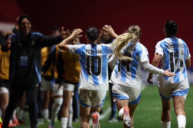 Argentina s midfielder Maricel Pereyra (C) celebrates with teammates after scoring the team™s third goal during the CONMEBOL Women s Nations League football match, qualifier for the 2027 World Cup in Brazil, between Argentina and Paraguay, at the Diego Armando Maradona stadium in Buenos Aires, Argentina on October 24, 2025. BUENOS AIRES ARGENTINA Copyright: xALEJANDROxPAGNIx