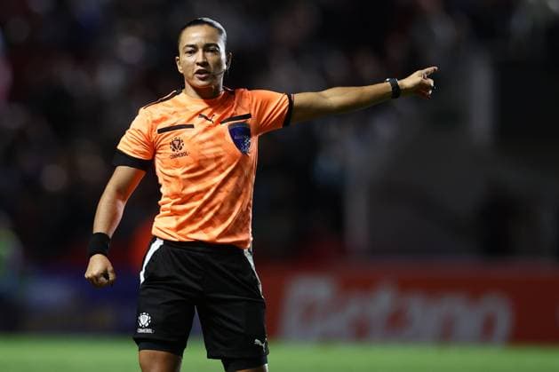 Brazilian referee Edna Alves gestures during the CONMEBOL Women s Nations League football match, qualifier for the 2027 World Cup in Brazil, between Argentina and Paraguay, at the Diego Armando Maradona stadium in Buenos Aires, Argentina on October 24, 2025. BUENOS AIRES ARGENTINA Copyright: xALEJANDROxPAGNIx