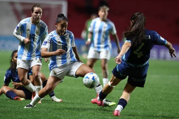 Argentina s midfielder Sofia Dominguez (C) vies for the ball with Paraguay s defender Daisy Ojeda (R) during the CONMEBOL Women s Nations League football match, qualifier for the 2027 World Cup in Brazil, between Argentina and Paraguay, at the Diego Armando Maradona stadium in Buenos Aires, Argentina on October 24, 2025. BUENOS AIRES ARGENTINA Copyright: xALEJANDROxPAGNIx