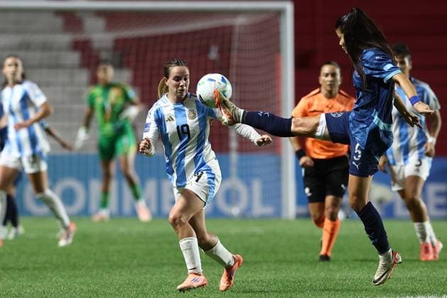 Paraguay s defender Dahiana Bogarin (R) vies for the ball with Argentina s midfielder Agostina Holzheier during the CONMEBOL Women s Nations League football match, qualifier for the 2027 World Cup in Brazil, between Argentina and Paraguay, at the Diego Armando Maradona stadium in Buenos Aires, Argentina on October 24, 2025. BUENOS AIRES ARGENTINA Copyright: xALEJANDROxPAGNIx