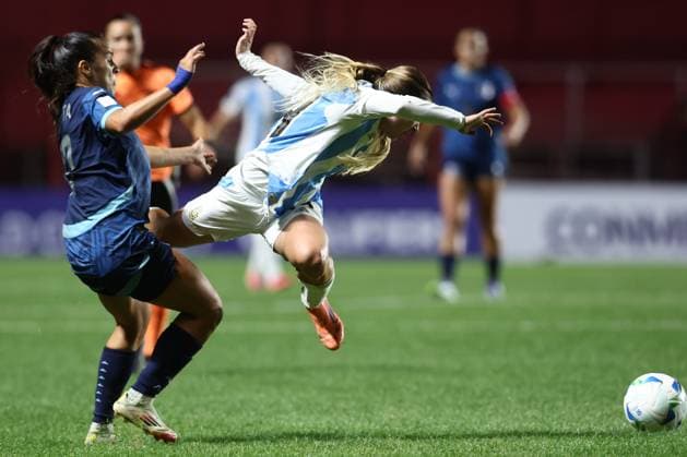 Argentina s midfielder Agostina Holzheier (C) is fouled by Paraguay s defender Camila Arrieta during the CONMEBOL Women s Nations League football match, qualifier for the 2027 World Cup in Brazil, between Argentina and Paraguay, at the Diego Armando Maradona stadium in Buenos Aires, Argentina on October 24, 2025. BUENOS AIRES ARGENTINA Copyright: xALEJANDROxPAGNIx