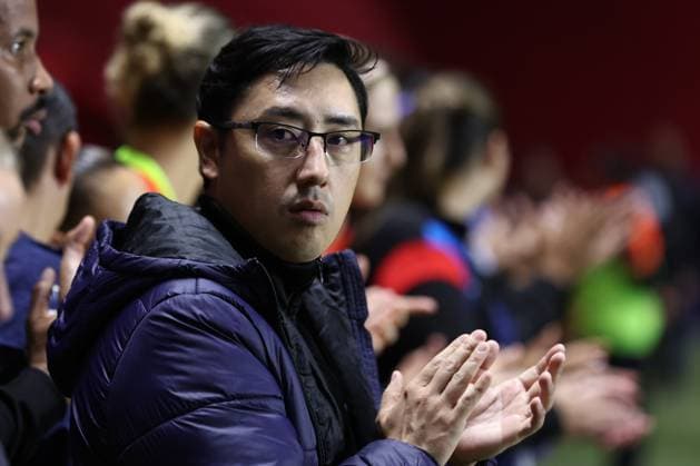 Paraguay s head coach Fabio Fukumoto looks on before the CONMEBOL Women s Nations League football match, qualifier for the 2027 World Cup in Brazil, between Argentina and Paraguay, at the Diego Armando Maradona stadium in Buenos Aires, Argentina on October 24, 2025. BUENOS AIRES ARGENTINA Copyright: xALEJANDROxPAGNIx