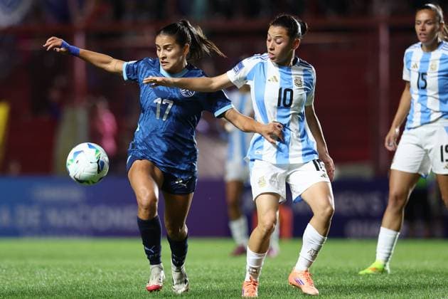 Argentina s midfielder Maricel Pereyra (C) vies for the ball with Paraguay s defender Camila Arrieta during the CONMEBOL Women s Nations League football match, qualifier for the 2027 World Cup in Brazil, between Argentina and Paraguay, at the Diego Armando Maradona stadium in Buenos Aires, Argentina on October 24, 2025. BUENOS AIRES ARGENTINA Copyright: xALEJANDROxPAGNIx