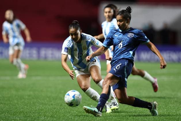 Paraguay s midfielder Cindy Ramos (R) vies for the ball with Argentina s midfielder Sofia Dominguez during the CONMEBOL Women s Nations League football match, qualifier for the 2027 World Cup in Brazil, between Argentina and Paraguay, at the Diego Armando Maradona stadium in Buenos Aires, Argentina on October 24, 2025. BUENOS AIRES ARGENTINA Copyright: xALEJANDROxPAGNIx