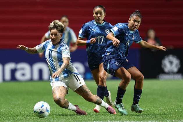 Argentina s forward Yamila Rodriguez (L) controls he ball past Paraguay s defender Daisy Ojeda (R) and defender Camila Arrieta during the CONMEBOL Women s Nations League football match, qualifier for the 2027 World Cup in Brazil, between Argentina and Paraguay, at the Diego Armando Maradona stadium in Buenos Aires, Argentina on October 24, 2025. BUENOS AIRES ARGENTINA Copyright: xALEJANDROxPAGNIx