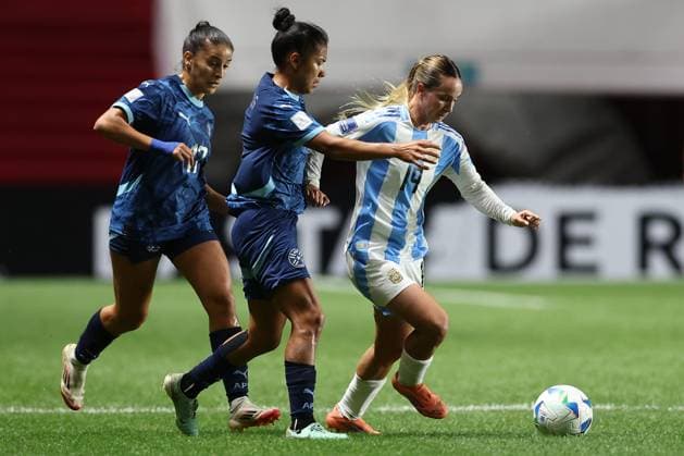 Argentina s midfielder Agostina Holzheier (R) vies for the ball with Paraguay s midfielder Cindy Ramos (C) during the CONMEBOL Women s Nations League football match, qualifier for the 2027 World Cup in Brazil, between Argentina and Paraguay, at the Diego Armando Maradona stadium in Buenos Aires, Argentina on October 24, 2025. BUENOS AIRES ARGENTINA Copyright: xALEJANDROxPAGNIx