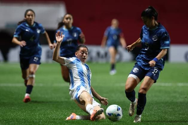 Argentina s midfielder Maricel Pereyra (C) vies for the ball with Paraguay s defender Dahiana Bogarin during the CONMEBOL Women s Nations League football match, qualifier for the 2027 World Cup in Brazil, between Argentina and Paraguay, at the Diego Armando Maradona stadium in Buenos Aires, Argentina on October 24, 2025. BUENOS AIRES ARGENTINA Copyright: xALEJANDROxPAGNIx