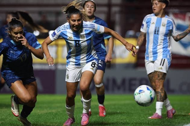 Argentina s midfielder Daiana Falfan (C) vies for the ball with Paraguay s defender Camila Arrieta (L) during the CONMEBOL Women s Nations League football match, qualifier for the 2027 World Cup in Brazil, between Argentina and Paraguay, at the Diego Armando Maradona stadium in Buenos Aires, Argentina on October 24, 2025. BUENOS AIRES ARGENTINA Copyright: xALEJANDROxPAGNIx