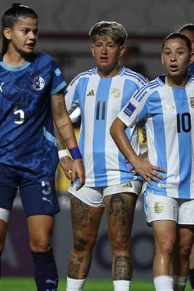 Argentina s forward Yamila Rodriguez (C) looks on between his teammate midfielder Maricel Pereyra (R) and Paraguay s defender Dahiana Bogarin during the CONMEBOL Women s Nations League football match, qualifier for the 2027 World Cup in Brazil, between Argentina and Paraguay, at the Diego Armando Maradona stadium in Buenos Aires, Argentina on October 24, 2025. BUENOS AIRES ARGENTINA Copyright: xALEJANDROxPAGNIx