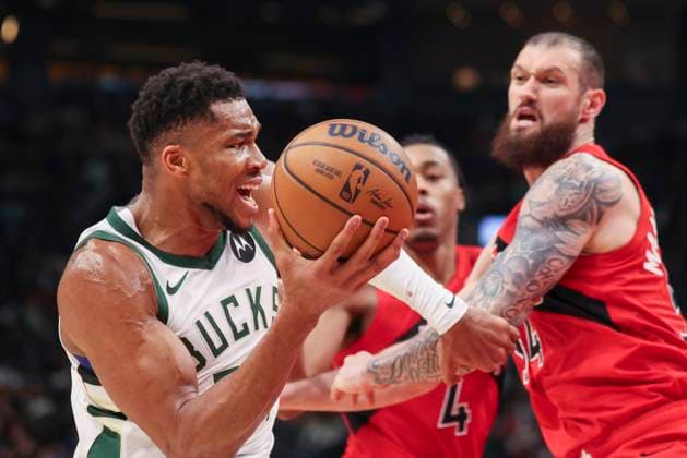 October 24, 2025, Toronto, On, Canada: Milwaukee Bucks Giannis Antetokounmpo (34) carries the ball past Toronto Raptors Sandro Mamukelashvili (54) during second half NBA, Basketball Herren, USA basketball action in Toronto on Friday, October 24, 2025. Canada News - October 24, 2025  - ZUMAc35_ 20251024_zaf_c35_149 Copyright: xNickxIwanyshynx