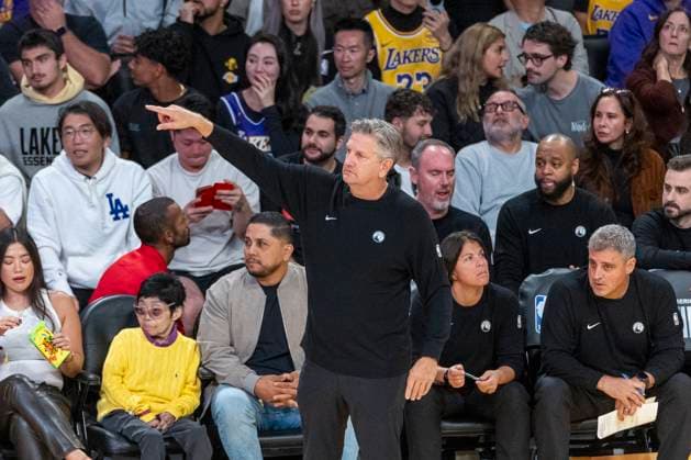 October 24, 2025, Los Angeles, California, USA: Minnesota Timberwolves head coach Chris Finch directs against the Los Angeles Lakers during an NBA, Basketball Herren, USA basketball game, in Los Angeles Friday, Oct. 24, 2025. Los Angeles USA - ZUMAc68_ 20251024_zaf_c68_023 Copyright: xRingoxChiux