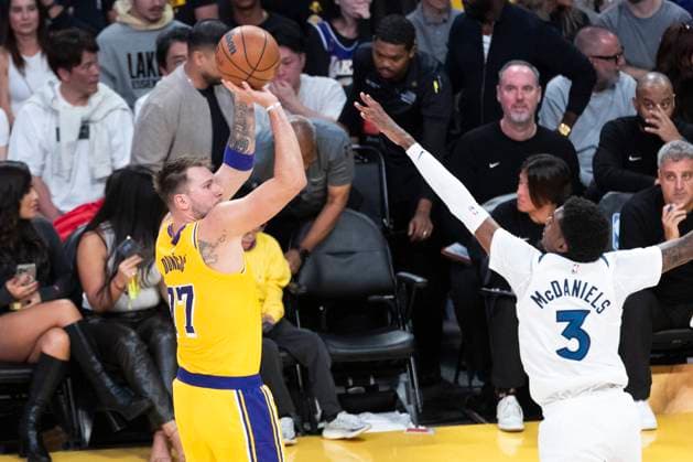 October 24, 2025, Los Angeles, California, USA: Los Angeles LakersÃ¢â‚¬â ¢ Luka DonÄÂiÄ¡ (77) shoots against Minnesota Timberwolves Jaden McDaniels (3) during an NBA, Basketball Herren, USA basketball game, in Los Angeles Friday, Oct. 24, 2025. Los Angeles USA - ZUMAc68_ 20251024_zaf_c68_027 Copyright: xRingoxChiux