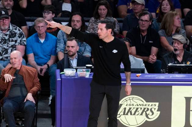October 24, 2025, Los Angeles, California, USA: Los Angeles Lakers head coach JJ Redick directs against the Minnesota Timberwolves during an NBA, Basketball Herren, USA basketball game, in Los Angeles Friday, Oct. 24, 2025. Los Angeles USA - ZUMAc68_ 20251024_zaf_c68_038 Copyright: xRingoxChiux