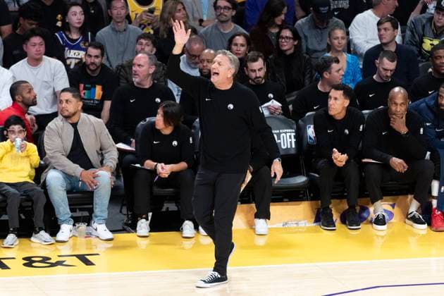 October 24, 2025, Los Angeles, California, USA: Minnesota Timberwolves head coach Chris Finch directs against the Los Angeles Lakers during an NBA, Basketball Herren, USA basketball game, in Los Angeles Friday, Oct. 24, 2025. Los Angeles USA - ZUMAc68_ 20251024_zaf_c68_042 Copyright: xRingoxChiux
