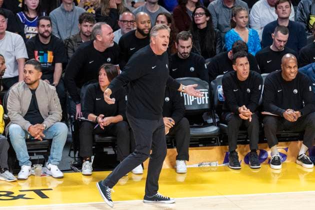 October 24, 2025, Los Angeles, California, USA: Minnesota Timberwolves head coach Chris Finch directs against the Los Angeles Lakers during an NBA, Basketball Herren, USA basketball game, in Los Angeles Friday, Oct. 24, 2025. Los Angeles USA - ZUMAc68_ 20251024_zaf_c68_048 Copyright: xRingoxChiux