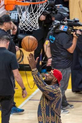 October 24, 2025, Los Angeles, California, USA: Los Angeles LakersÃ¢â‚¬â ¢ LeBron James (23) in a timeout during an NBA, Basketball Herren, USA basketball game against the Minnesota Timberwolves, in Los Angeles Friday, Oct. 24, 2025. Los Angeles USA - ZUMAc68_ 20251024_zaf_c68_054 Copyright: xRingoxChiux