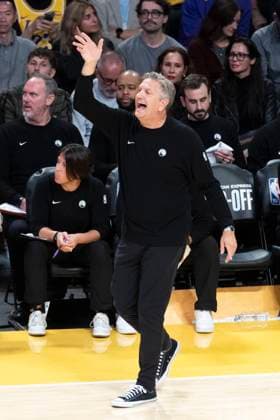 October 24, 2025, Los Angeles, California, USA: Minnesota Timberwolves head coach Chris Finch directs against the Los Angeles Lakers during an NBA, Basketball Herren, USA basketball game, in Los Angeles Friday, Oct. 24, 2025. Los Angeles USA - ZUMAc68_ 20251024_zaf_c68_057 Copyright: xRingoxChiux