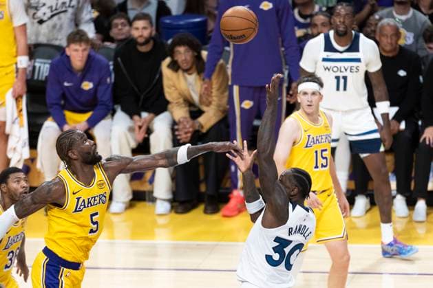 October 24, 2025, Los Angeles, California, USA: Minnesota Timberwolves Julius Randle (30) shoots against Los Angeles LakersÃ¢â‚¬â ¢ Deandre Ayton (5) during an NBA, Basketball Herren, USA basketball game, in Los Angeles Friday, Oct. 24, 2025. Los Angeles USA - ZUMAc68_ 20251024_zaf_c68_091 Copyright: xRingoxChiux