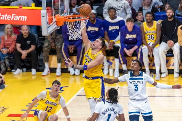 October 24, 2025, Los Angeles, California, USA: Los Angeles LakersÃ¢â‚¬â ¢ Luka DonÄÂiÄ¡ (77) goes to the basket against the Minnesota Timberwolves during an NBA, Basketball Herren, USA basketball game, in Los Angeles Friday, Oct. 24, 2025. Los Angeles USA - ZUMAc68_ 20251024_zaf_c68_092 Copyright: xRingoxChiux