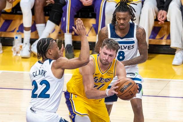 October 24, 2025, Los Angeles, California, USA: Los Angeles LakersÃ¢â‚¬â ¢ Luka DonÄÂiÄ¡ (77) drives against Minnesota Timberwolves Jaylen Clark (22) during an NBA, Basketball Herren, USA basketball game, in Los Angeles Friday, Oct. 24, 2025. Los Angeles USA - ZUMAc68_ 20251024_zaf_c68_100 Copyright: xRingoxChiux