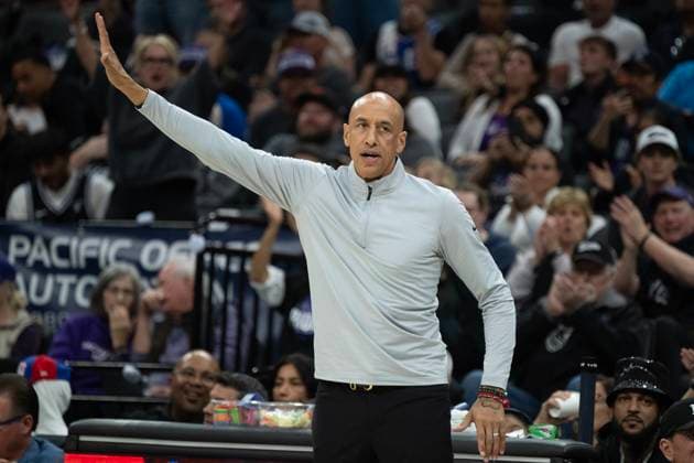 October 24, 2025, Sacramento, Ca, USA: Sacramento Kings Head Coach Doug Christie talks to team during the home opening game at Golden 1 Center on Friday, Oct. 24, 2025, in Sacramento. Sacramento USA - ZUMAj89_ 20251024_zaf_j89_013 Copyright: xPaulxKitagakixJr.x