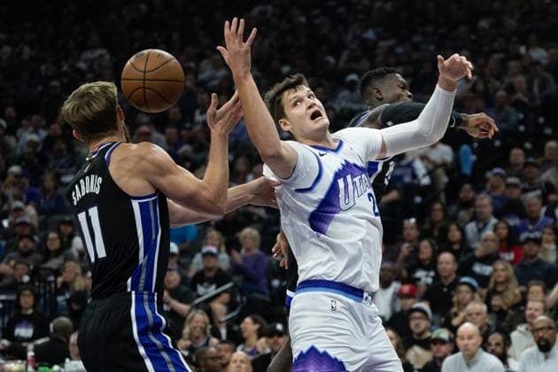 October 24, 2025, Sacramento, Ca, USA: Sacramento Kings forward center Domantas Sabonis (11) and Russell Westbrook battle Utah Jazz forward guard Kyle Anderson (2) during the home opening game at Golden 1 Center on Friday, Oct. 24, 2025, in Sacramento. Sacramento USA - ZUMAj89_ 20251024_zaf_j89_011 Copyright: xPaulxKitagakixJr.x