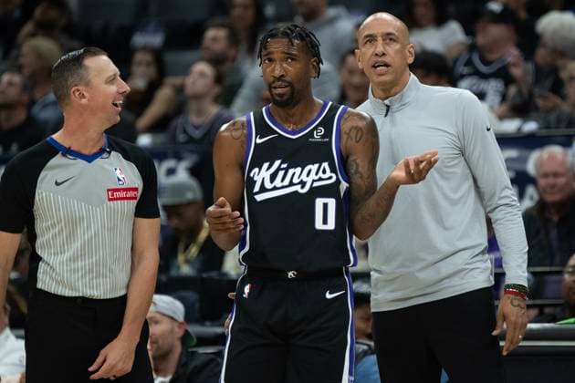 October 24, 2025, Sacramento, Ca, USA: Sacramento Kings guard Malik Monk (0) and Head Coach Doug Christie talks to official during the home opening game at Golden 1 Center on Friday, Oct. 24, 2025, in Sacramento. Sacramento USA - ZUMAj89_ 20251024_zaf_j89_015 Copyright: xPaulxKitagakixJr.x