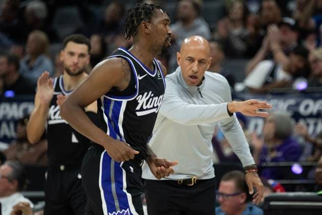 October 24, 2025, Sacramento, Ca, USA: Sacramento Kings Head Coach Doug Christie congraulates Sacramento Kings guard Malik Monk (0) after a basket during the home opening game at Golden 1 Center on Friday, Oct. 24, 2025, in Sacramento. Sacramento USA - ZUMAj89_ 20251024_zaf_j89_018 Copyright: xPaulxKitagakixJr.x