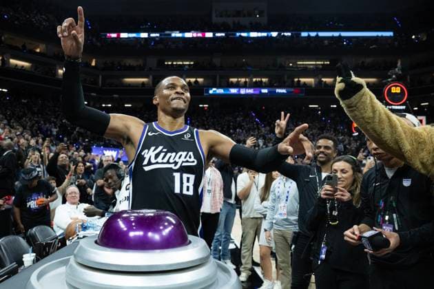 October 24, 2025, Sacramento, Ca, USA: Sacramento Kings Russell Westbrook lights the beam after the Kings 105-104 victory over the Jazz during the home opening game at Golden 1 Center on Friday, Oct. 24, 2025, in Sacramento. Sacramento USA - ZUMAj89_ 20251024_zaf_j89_022 Copyright: xPaulxKitagakixJr.x