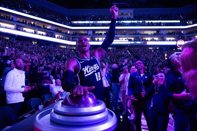 October 24, 2025, Sacramento, Ca, USA: Sacramento Kings Russell Westbrook lights the beam after the Kings 105-104 victory over the Jazz during the home opening game at Golden 1 Center on Friday, Oct. 24, 2025, in Sacramento. Sacramento USA - ZUMAj89_ 20251024_zaf_j89_023 Copyright: xPaulxKitagakixJr.x