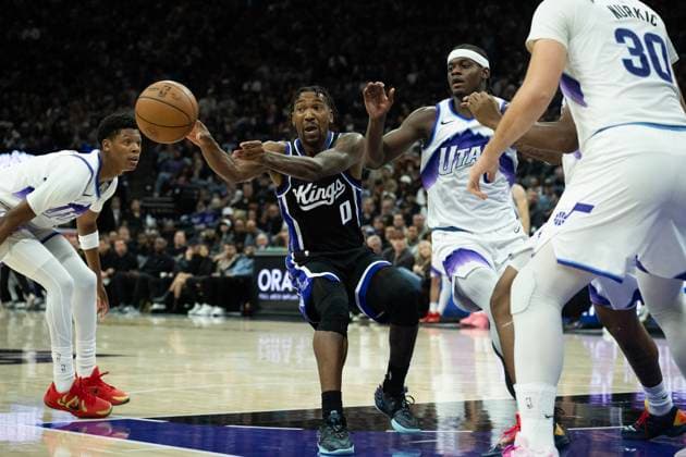 October 24, 2025, Sacramento, Ca, USA: Sacramento Kings guard Malik Monk (0) passes the ball to teammate during the home opening game at Golden 1 Center on Friday, Oct. 24, 2025, in Sacramento. Sacramento USA - ZUMAj89_ 20251024_zaf_j89_025 Copyright: xPaulxKitagakixJr.x