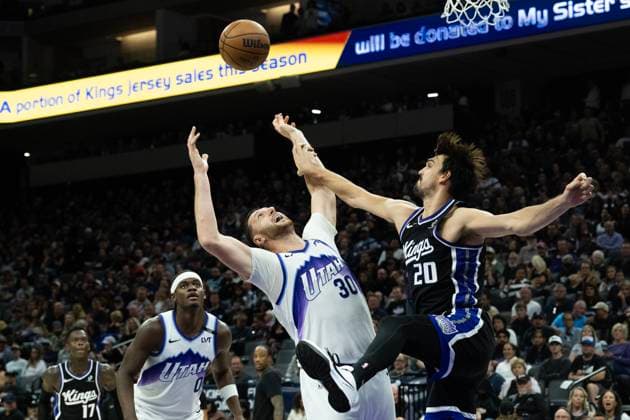 October 24, 2025, Sacramento, Ca, USA: Sacramento Kings forward center Dario A ariÄ¡ (20) ad Utah Jazz center Jusuf NurkiÄ¡ (30) battles for rebound during the home opening game at Golden 1 Center on Friday, Oct. 24, 2025, in Sacramento. Sacramento USA - ZUMAj89_ 20251024_zaf_j89_026 Copyright: xPaulxKitagakixJr.x