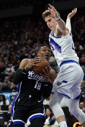 October 24, 2025, Sacramento, Ca, USA: Sacramento Kings Russell Westbrook drives against Utah Jazz forward center Lauri Markkanen (23) during the home opening game at Golden 1 Center on Friday, Oct. 24, 2025, in Sacramento. Sacramento USA - ZUMAj89_ 20251024_zaf_j89_030 Copyright: xPaulxKitagakixJr.x
