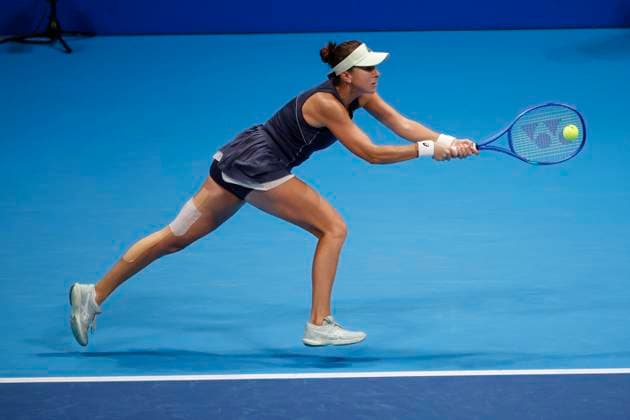 October 25, 2025, Tokyo, Japan: Belinda BENCIC (SUI) returns a shot against Sofia KENIN (USA) during their semi-final match at the Toray Pan Pacific Open Tennis at Ariake Colosseum in Tokyo. The tournament runs from October 20 to 26. Tokyo Japan - ZUMAm191 20251025_aap_m191_011 Copyright: xRodrigoxReyesxMarinx