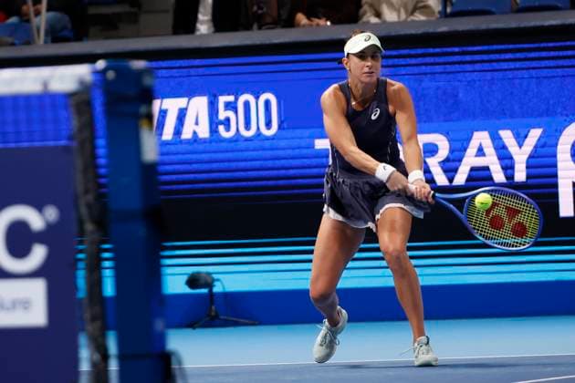 October 25, 2025, Tokyo, Japan: Belinda BENCIC (SUI) returns a shot against Sofia KENIN (USA) during their semi-final match at the Toray Pan Pacific Open Tennis at Ariake Colosseum in Tokyo. The tournament runs from October 20 to 26. Tokyo Japan - ZUMAm191 20251025_aap_m191_014 Copyright: xRodrigoxReyesxMarinx