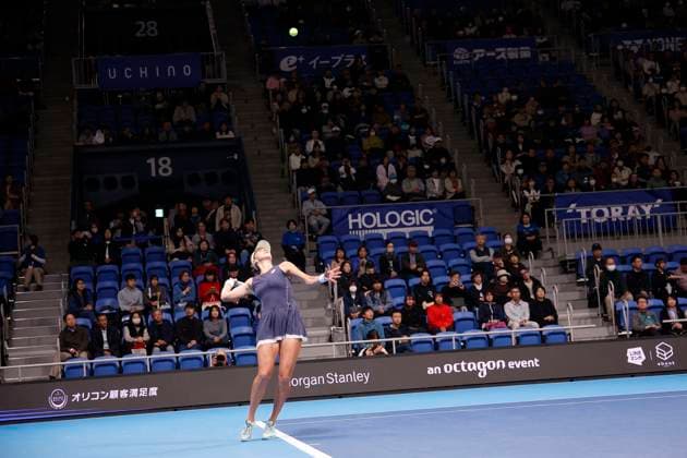 October 25, 2025, Tokyo, Japan: Belinda BENCIC (SUI) serves against Sofia KENIN (USA) during their semi-final match at the Toray Pan Pacific Open Tennis at Ariake Colosseum in Tokyo. The tournament runs from October 20 to 26. Tokyo Japan - ZUMAm191 20251025_aap_m191_022 Copyright: xRodrigoxReyesxMarinx
