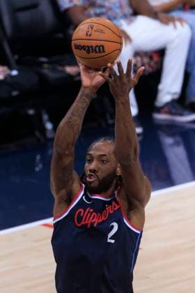 October 24, 2025, Inglewood, California, USA: Kawhi Leonard 2 of the Los Angeles Clippers makes a two point shot during their regular season NBA, Basketball Herren, USA game against the Phoenix Suns on Friday October 24, 2025 at Intuit Dome in Inglewood, California. Clippers defeat Suns, 129-102. ARIANA RUIZ PI Inglewood USA - ZUMAp124 20251024_zaa_p124_003 Copyright: xArianaxRuizx