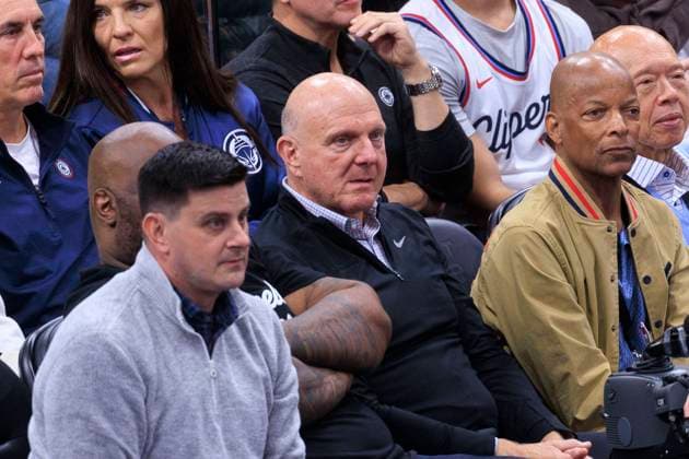 October 24, 2025, Inglewood, California, USA: Steve Ballmer watches the regular season NBA, Basketball Herren, USA game between the Los Angeles Clippers and the Phoenix Suns on Friday October 24, 2025 at Intuit Dome in Inglewood, California. Clippers defeat Suns, 129-102. ARIANA RUIZ PI Inglewood USA - ZUMAp124 20251024_zaa_p124_004 Copyright: xArianaxRuizx