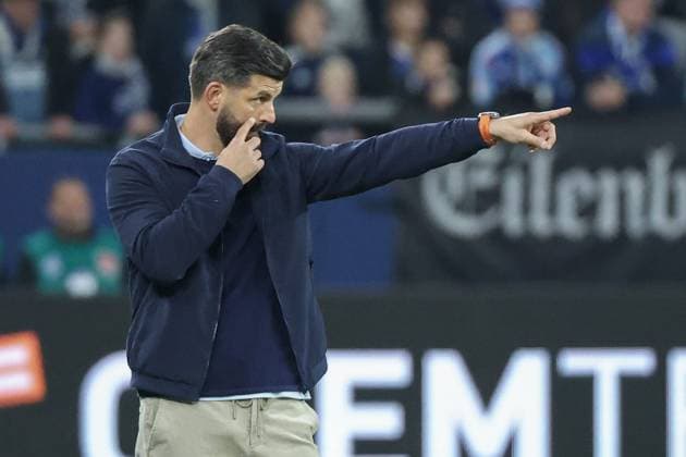 2. Bundesliga - FC Schalke 04 - SV Darmstadt 98 am 24.10.2025 in der Veltins-Arena auf Schalke Trainer Miron Muslic (Schalke) gibt lautstark Anweisungen