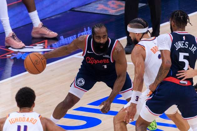 October 24, 2025, Inglewood, California, USA: James Harden 1 of the Los Angeles Clippers takes possession of the ball as Dillon Brooks 3 and Oso Ighodaro 11 of the Phoenix Suns defend during their regular season NBA, Basketball Herren, USA game on Friday October 24, 2025 at Intuit Dome in Inglewood, California. Clippers defeat Suns, 129-102. ARIANA RUIZ PI Inglewood USA - ZUMAp124 20251024_zaa_p124_002 Copyright: xArianaxRuizx