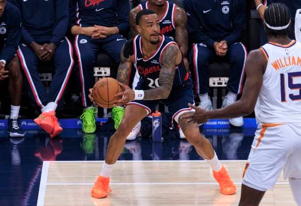 October 24, 2025, Inglewood, California, USA: John Collins 20 of the Los Angeles Clippers is cornered by Mark Williams 15 of the Phoenix Suns during their regular season NBA, Basketball Herren, USA game on Friday October 24, 2025 at Intuit Dome in Inglewood, California. Clippers defeat Suns, 129-102. ARIANA RUIZ PI Inglewood USA - ZUMAp124 20251024_zaa_p124_006 Copyright: xArianaxRuizx