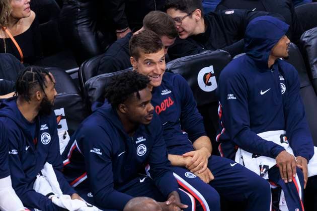 October 24, 2025, Inglewood, California, USA: Bogdan Bogdanovic 10 of the Los Angeles Clippers on the bench during their regular season NBA, Basketball Herren, USA game against the Phoenix Suns on Friday October 24, 2025 at Intuit Dome in Inglewood, California. Clippers defeat Suns, 129-102. ARIANA RUIZ PI Inglewood USA - ZUMAp124 20251024_zaa_p124_011 Copyright: xArianaxRuizx