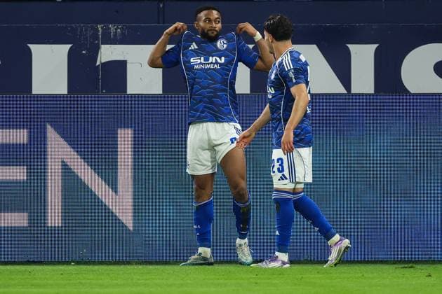 2. Bundesliga - FC Schalke 04 - SV Darmstadt 98 am 24.10.2025 in der Veltins-Arena auf Schalke Jubel, Torjubel, Torschuetze, Torschütze Moussa Sylla (Schalke 9) jubelt nach seinem Tor zum 1 zu 0 mit Soufiane El Faouzi (Schalke 23)